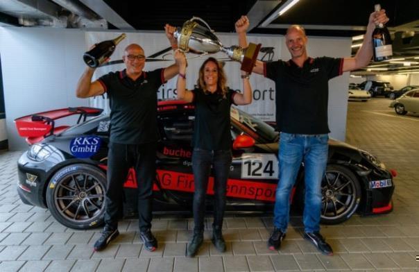 Adriano Rossi, Managing Director AMAG First AG (links), freut sich zusammen mit Angela Petra Koch, Assistant Managing Director AMAG First AG und Heinz Schön, Leiter AMAG First Rennsport-Team